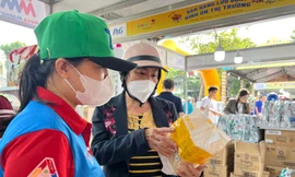 Hàng hóa giảm giá đến 60% phục vụ người lao động ở TPHCM sắm Tết