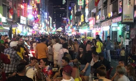 Quán nhậu tràn xuống đường trên phố đi bộ Bùi Viện (Q.1)