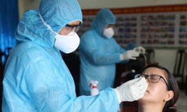 Lấy mẫu xét nghiệm COVID-19 (ảnh: HCDC)