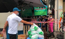 Những phần quà thiết thực giúp bà con vượt k