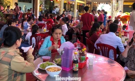 Quán ăn đông khách trong ngày đầu năm