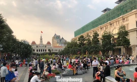 Quảng trường trước UBND TP đông đúc trong chiều mùng 3 Tết