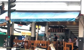 Một quán ăn vắng hoe khách ngày cuối tuần