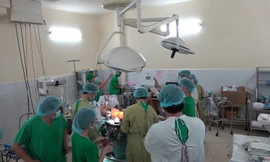 Bác sĩ phẫu thuật lấy thanh sắt cho bệnh nhân