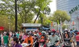 Giữa trưa 30/4, đông nghịt người vào Thảo Cầm Viên 