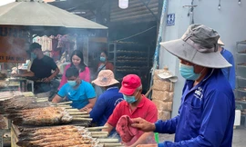 Thức xuyên đêm nướng 5 tấn cá lóc bán ngày vía Thần tài