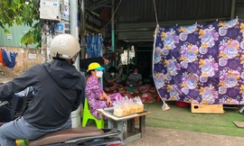 Chợ tự phát tại TPHCM lại nhộn nhịp: Khách kéo màn mua thịt, luồn dây chọn rau