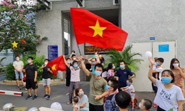 Người dân Chung cư Felix homes vui mừng được gỡ bỏ phong tỏa (ảnh: TTYT Q.Gò Vấp)