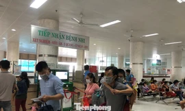 Trời nắng nóng, trẻ em thi nhau đổ bệnh