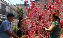 Công nhân ăn Tết xa quê: Nấu nồi thịt kho trứng đón ông bà