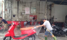Rửa xe "hốt bạc" ngày tết