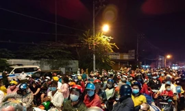 Người dân đổ về cửa ngõ TPHCM giáp ranh địa bàn tỉnh Long An (ảnh: Ngô Bình)