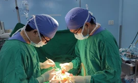 Bác sĩ Bệnh viện Nhi đồng 2 phẫu thuật cho bệnh nhi 6 tuổi (ảnh: BVCC)