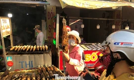 Phố cá lóc nướng ở TPHCM 'cháy hàng' ngày vía Thần tài