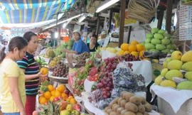 Trái cây vào mùa, giá rẻ hút bà nội trợ