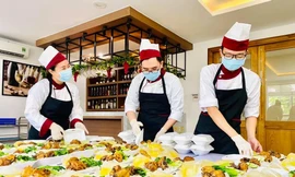 "Bếp yêu thương" của thầy cô Khoa Du lịch và Việt Nam học Trường Đại học Nguyễn Tất Thành nấu 200-300 suất ăn/ngày