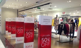 Nhiều cửa hàng treo bảng giảm giá dịp Black Friday