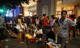 Hàng rong tràn xuống đường, giá cao ngất