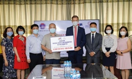 EuroCham trao 12.000 test xét nghiệm COVID-19 cho Bộ Y tế