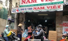 Sợ COVID-19 quay lại, người dân TP HCM đổ xô mua khẩu trang