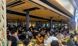 Quán ăn trung tâm thương mại đông nghịt khách, chờ 30 phút chưa được phục vụ