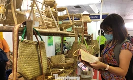 Thủ công mỹ nghệ "biến tấu" sản phẩm để hút khách