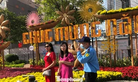 Du khách đến tham quan đường hoa Nguyễn Huệ phải đeo khẩu trang