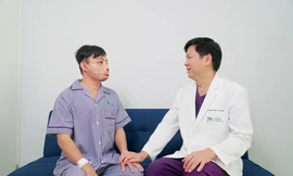 Anh Lê Văn Mến (trái) đã có gương mặt bình thường như bao người 