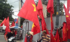 Người Sài Gòn nhộn nhịp mua sắm đồ cổ vũ U23 Việt Nam tranh huy chương đồng