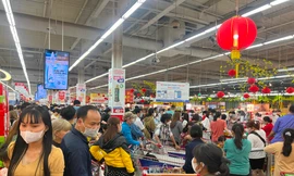 Người TPHCM 'chôn chân' trong siêu thị, rồng rắn đi sắm Tết tới nửa đêm 