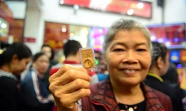 Người dân Sài Gòn mua vàng ngày Thần tài hôm 14/2. Ảnh: Uyên Phương