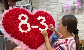 Kết 100 bông hồng thành hình trái tim khổng lồ tặng người yêu dịp 8/3