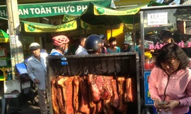 Người dân Sài Gòn xếp hàng mua chè, heo quay cúng Thần tài