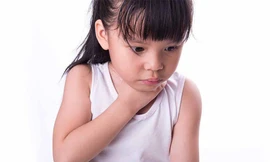 Trẻ em là đối tượng dễ hóc dị vật nếu không có sự quan sát của người lớn