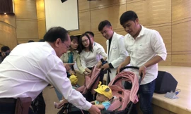 GS Trần Đông A nắm tay song Nhi trước khi bé xuất viện