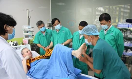 Bệnh nhân 91 thử lực chân cùng bác sĩ 