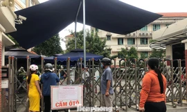 Nhiều người đến khám tại Bệnh viện Mắt TPHCM đành quay xe về vì nơi đây tạm ngưng nhận bệnh do có ca mắc COVID-19 từng đến