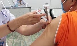 Tiêm vắc-xin COVID-19 tại TPHCM (ảnh: Ngô Bình)