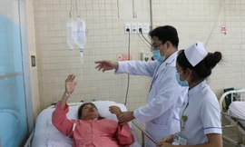 Y bác sĩ bệnh viện Chợ Rẫy đang chăm sóc cho bệnh nhân