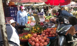 Trái cây mác ngoại "siêu to khổng lồ" bán lề đường ở Sài Gòn