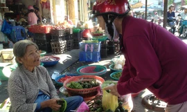 Chợ trầu cau ở Sài Gòn mở hàng bất kể nắng mưa, lễ tết