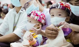 Trúc Nhi - Diệu Nhi nhún nhảy theo trống lân đón trung thu đầu tiên