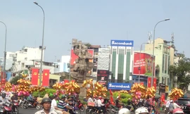 Nhiều chú heo bay được bày bán cho khách hàng đón năm mới