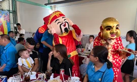 Công nhân xóm trọ ở TPHCM xem múa lân, nhận lì xì mùng 4 Tết