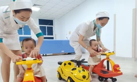 Hai thiên thần vui mừng khi gặp y bác sĩ, đặc biệt thích thú trò đua xe