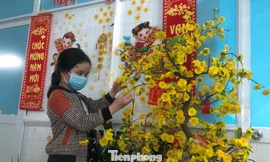 Bệnh nhi thích thú khám phá tiểu cảnh trang trí tết tại Bệnh viện Nhi đồng 1