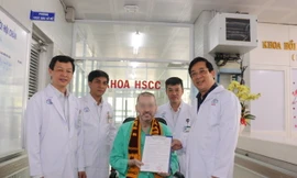 Bệnh nhân phi công nhận giấy ra viện (ảnh:BVCC)