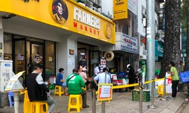 Trước lễ 2/9, nhu cầu thực phẩm của khách tăng cao, shipper xếp hàng "đi chợ hộ" và chạy hết tốc lực để giao cho kịp đơn hàng trong ngày.