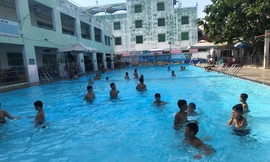 Trẻ em đi bơi cần có phụ huynh 