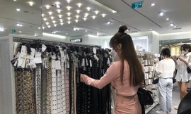 Khách hàng đến mua sắm trong ngày Độc thân